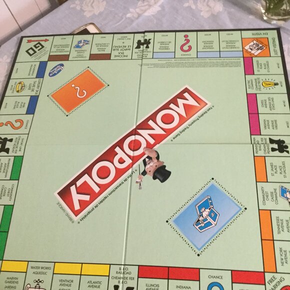 Monopoly all pieces are there English and French cards are both there excellent - Picture 8 of 8